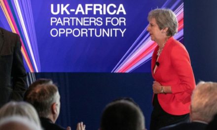 Immigration, Brexit et sécurité: journée chargée pour May au Nigeria