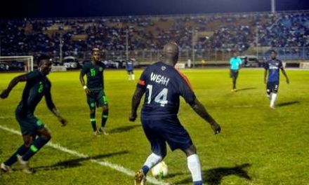 A 51 ans, le président libérien George Weah rechausse les crampons
