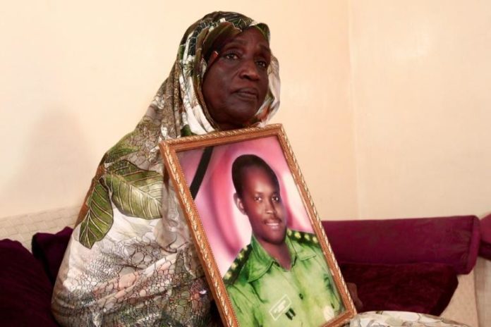 Fathiya Kembal, une Soudanaise, tient le portrait de son époux, un officier exécuté en 1990, lors d'une interview à l'AFP dans sa maison à Khartoum, le 27 juillet 2020 afp.com - Ebrahim HAMID