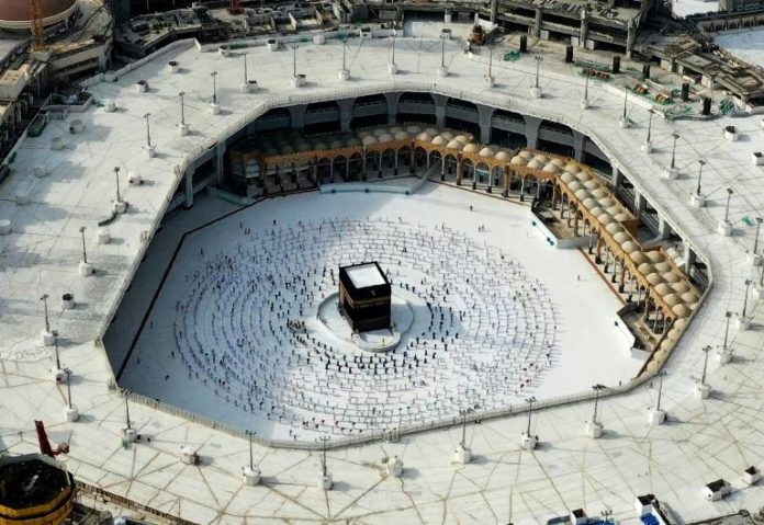Vue aérienne de la Kaaba autour de laquelle des pèlerins musulmans effectuent un dernier 