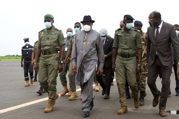 L'ancien président nigérian Goodluck Jonathan (2G), chef de la délégation ouest-africaine envoyée au Mali, à l'aéroport de Bamako, le 22 août