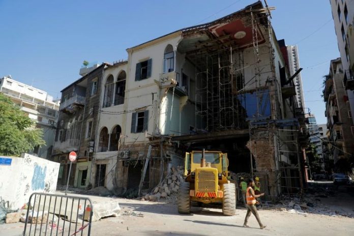Des ouvriers enlèvent les décombres sous un bâtiment partiellement détruit par l'explosion dans le port de Beyrouth, le 26 août 2020 au Liban afp.com - JOSEPH EID