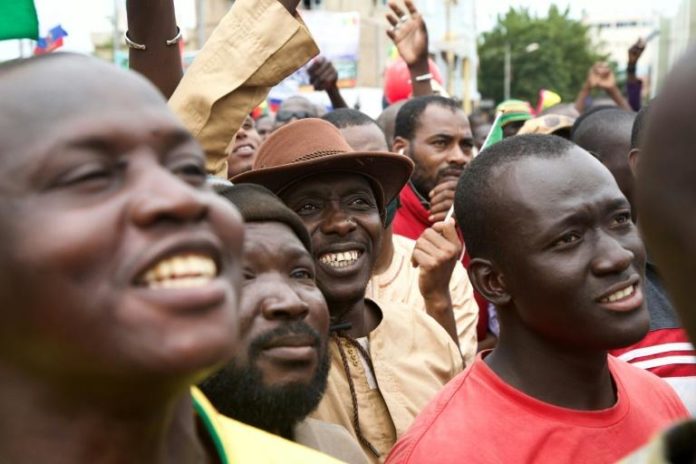 Des manifestants fêtent la chute du président malien Ibrahim Boubacar Keïta le 21 août 2020 à Bamako afp.com - ANNIE RISEMBERG