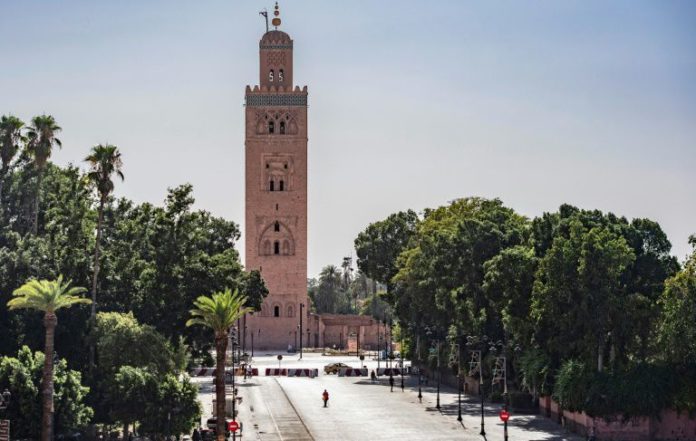 Joyau du patrimoine marocain, Marrakech affronte une crise sans précédent, privée de ses millions de visiteurs à cause d'une pandémie toujours vivace. La célèbre place Jamaa El Fna, symbole de la 