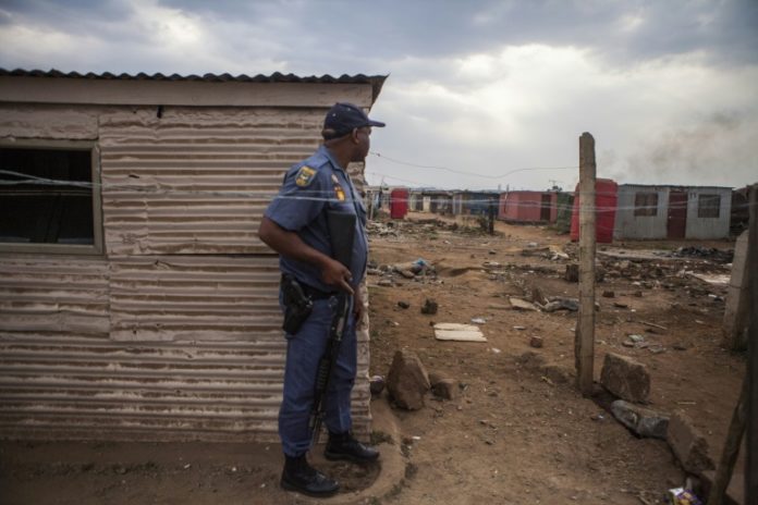 Un policier sud-africain pendant une nouvelle vague de violences visant des étrangers, le 5 septembre 2019 dans la township de Katlehong à Johannesburg. afp.com - GUILLEM SARTORIO