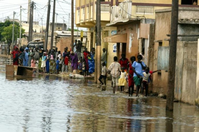 Inondations dans une banlieue de Dakar après des pluies torrentielles, le 26 août 2005 afp.com - AFP