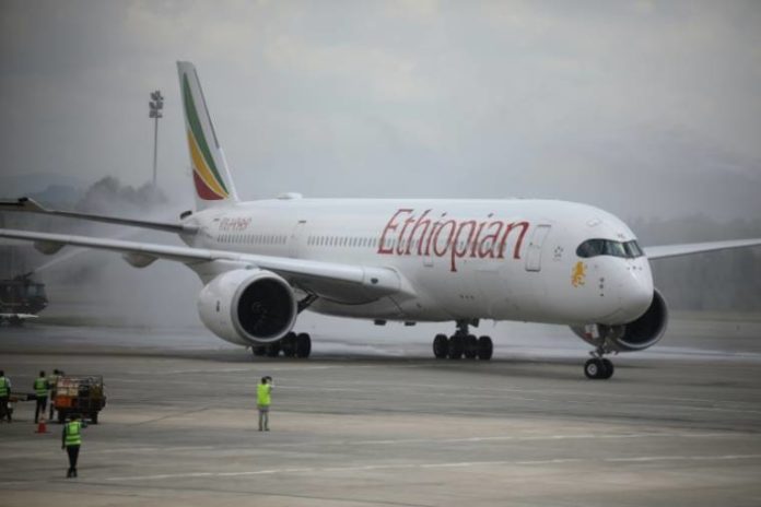 Un avion d'Ethiopian Airlines désinfecté à son arrivée à l'aéroport international d'Abuja, au Nigeria, le 7 septembre 2020 afp.com - Kola Sulaimon