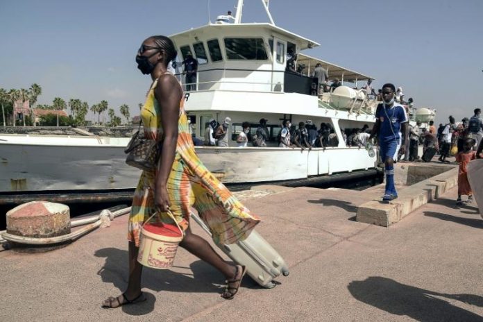 Des touristes débarquent sur l'île de Gorée, au large de Dakar, rouverte aux visiteurs après sept mois de fermeture due au coronavirus, le 10 octobre 2020 afp.com - Seyllou
