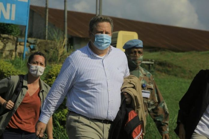 L'ambassadeur des États-Unis en République démocratique du Congo, Mike Hammer, le 5 octobre 2020, lors d'une visite à Beni, dans l'est du pays, déchiré par les violences. afp.com - Sebastien Kitsa Musayi