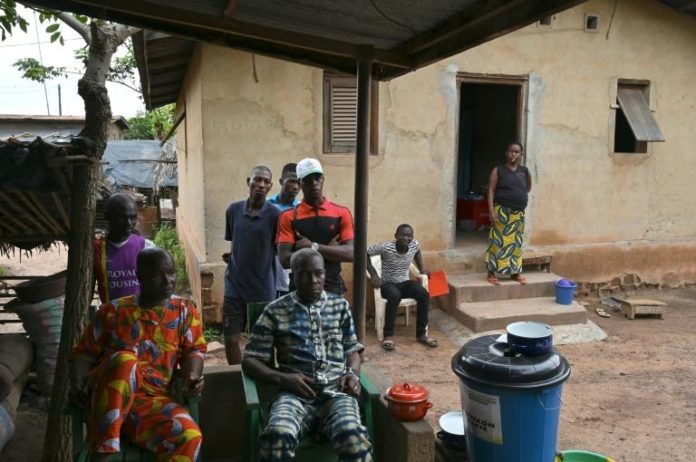 Des habitants du village de Guitrozon, à côté de Duekué, dans l'ouest de la Côte d'Ivoire, le 9 octobre 2020. afp.com - Issouf SANOGO
