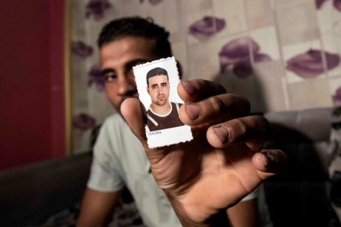 L'Egyptien Karim Farrag montre une photo de son frère Mohamed, disparu en Libye en tentant de rejoindre l'Euorope, à Dahmasha le 23 septembre 2020 afp.com - Khaled DESOUKI