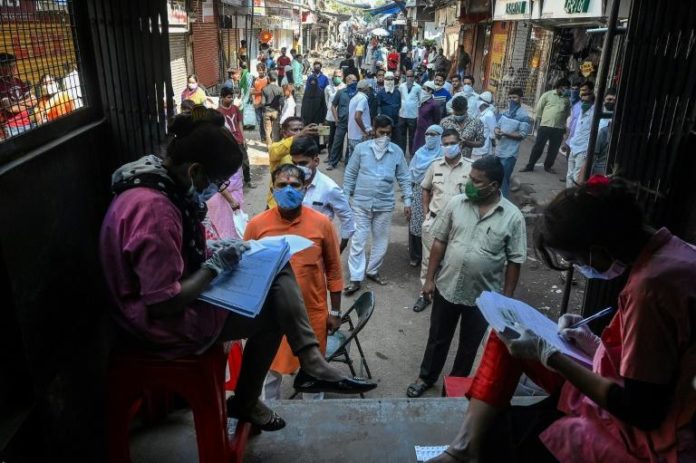 Des personnes font la queue pour passer un test antigénique du Covid-19, le 23 novembre 2020 à Bombay, en Inde afp.com - Indranil MUKHERJEE