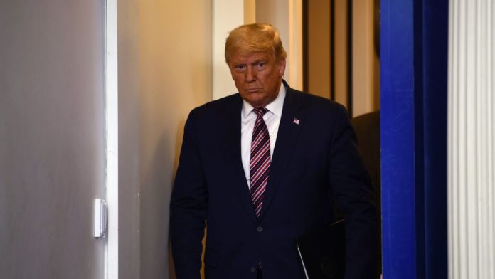 Donald Trump fait son entrée dans la salle de presse de la Maison Blanche, le 5 novembre 2020 afp.com - Brendan Smialowski
