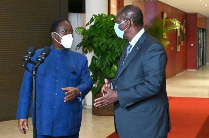 Le président ivoirien Alassane Ouattara (à droite) et l'ancien chef d'Etat Henri Konan Bedié (à gauche) à Abidjan, le 11 novembre 2020 afp.com - Issouf SANOGO