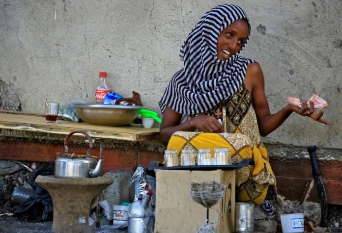 Une réfugiée éthiopienne vend du thé, dans un camp de transit au Soudan, le 26 novembre 2020 afp.com - ASHRAF SHAZLY