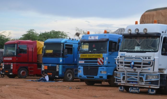 Des camions parqués à Maradi, à la frontière sud du Niger le 19 octobre 2019, à l'arrêt depuis la fermeture unilatérale en août de la frontière par le Nigeria afp.com - BOUREIMA HAMA