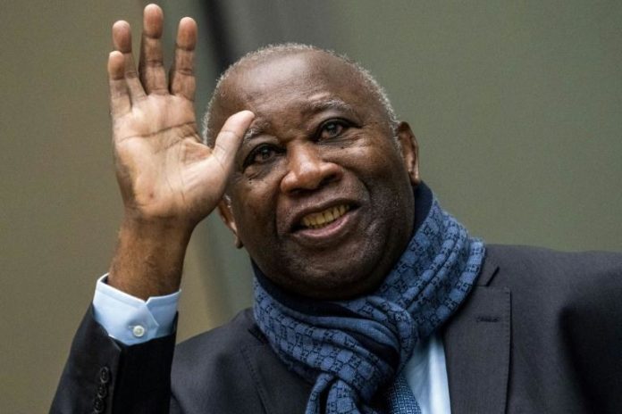 L'ancien président ivoirien Laurent Gbagbo salue la foule avant une audience à la Cour pénale internationale, à La Haye, le 6 février 2020. afp.com - Jerry LAMPEN