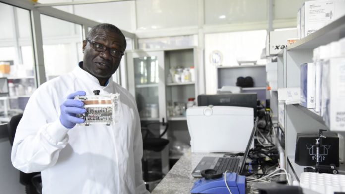 Le professeur Christian Happi, fondateur du Centre d'excellence africain de recherche génomique et des maladies infectieuses (Acegid), à Ede, dans le sud-ouest du Nigeria, le 2 juin 2020 afp.com - PIUS UTOMI EKPEI