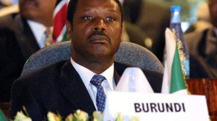 Pierre Buyoya, alors président du Burundi, le 26 février 2001 à Arusha, en Tanzanie