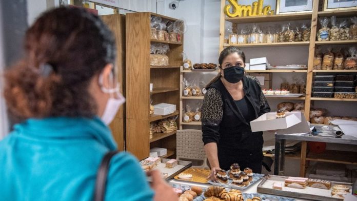 Une juive marocaine achète des pâtisseries à la boulangerie casher 