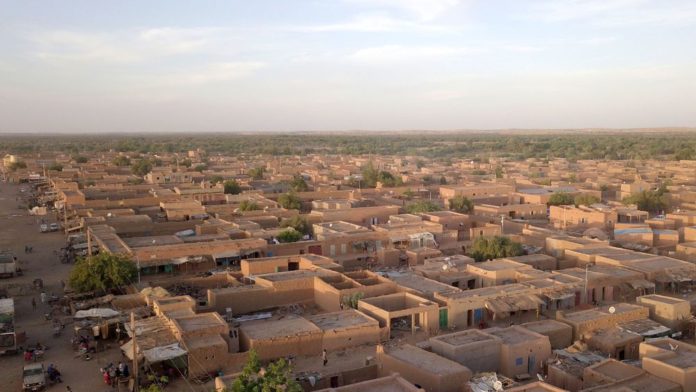 Vue aérienne de Ménaka, aux frontières du Mali, du Niger et du Burkina Faso, ville considérée comme un fief de l'Etat islamique au Sahel, le 22 novembre 2020 afp.com - SOULEYMANE AG ANARA