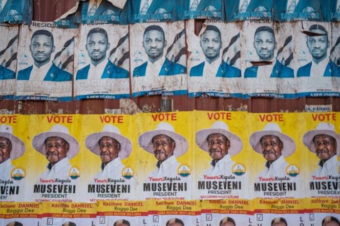 Affiches électorales du président sortant Yoweri Museveni et du chanteur devenu député et opposant Bobi Wine, les deux principaux candidats à la présidentielle du 14 janvier en Ouganda afp.com - SUMY SADURNI