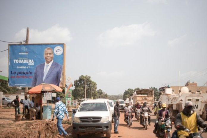 Une affiche géante du président centrafricain Faustin Archange Touadéra, après sa réélection, le 5 janvier 2021 à Bangui afp.com - FLORENT VERGNES