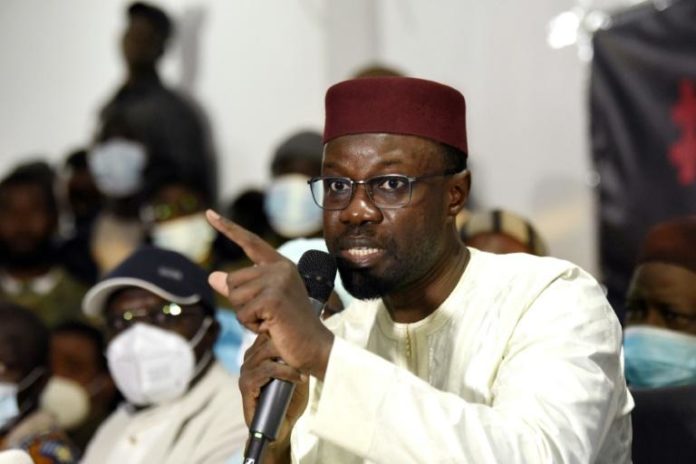 Le principal opposant du Sénégal, Ousmane Sonko, inculpé de viols s'adresse à la presse, après sa remise en liberté sous contrôle judiciaire, le 8 mars 2021 à Dakar afp.com - Seyllou