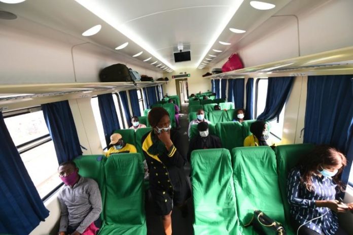 Un hôtesse circule au milieu des passagers du train reliant Lagos, capitale économique du Nigeria, à Ibadan, en gare d'Ebute-Metta à Lagos, le 16 mars 2021 afp.com - PIUS UTOMI EKPEI