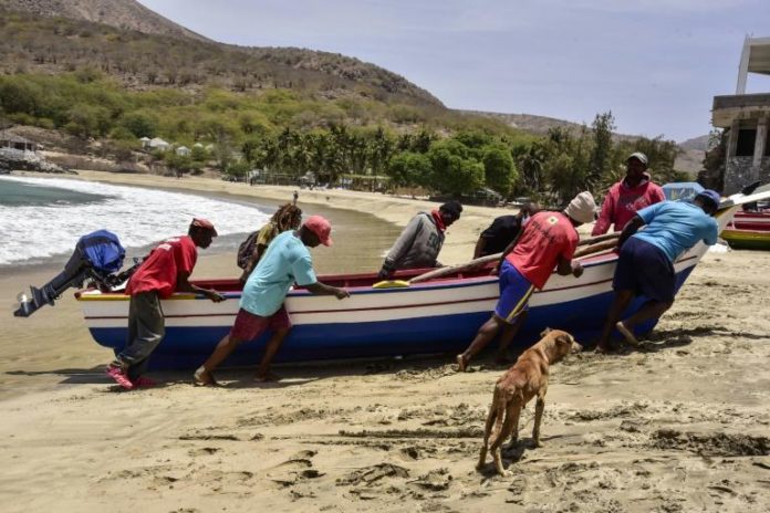 Des pêcheurs remontent leur barque sur une plage de Tarrafal, au Cap Vert, le 14 avril 2021 afp.com - Seyllou