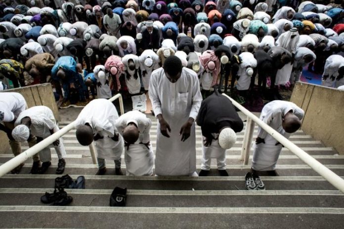 Des fidèles musulmans participent à une prière collective pour l'Aïd el-Fitr, au stade des Martyrs, à Kinshasa, le 25 juin 2017 afp.com - JOHN WESSELS