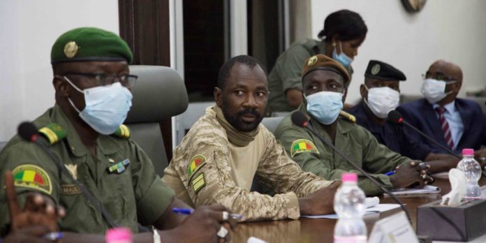 Le colonel Assimi Goïta (c), le 22 août 2020 à Bamako afp.com - ANNIE RISEMBERG