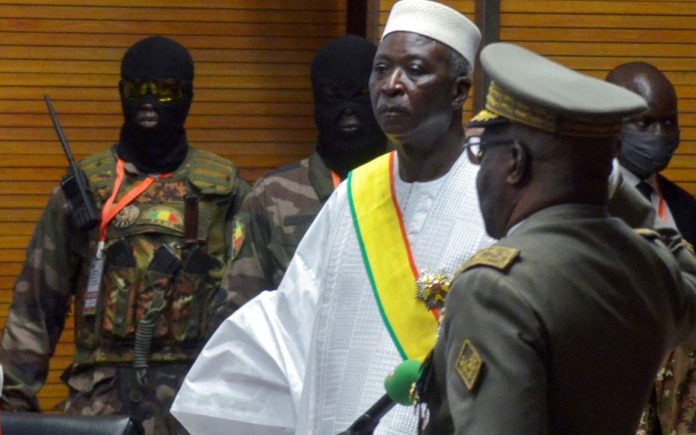 Le président malien de transition Bah Ndaw, photographié ici lors de sa prise de fonction, aurait été emmené de force dans un camp militaire. REUTERS/Amadou Keita