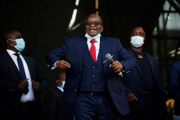L'ancien président sud-africain Jacob Zuma danse avant de s'adresser à ses partisans à la suite de l'ajournement de son procès pour corruption à Pietermaritzburg, en Afrique du Sud, le 26 mai 2021 afp.com - Phill Magakoe