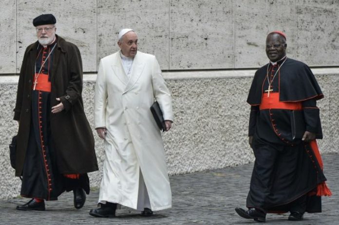 Le cardinal congolais Laurent Monsengwo (D) à la Cité du Vatican avec le pape François, le 13 février 2015 afp.com - Andreas SOLARO