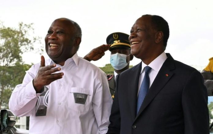 Le président ivoirien Alassane Ouattara (D) rencontre son prédécesseur Laurent Gbagbo (G) le 27 juillet 2021 au palais présidentiel à Abidjan afp.com - Issouf SANOGO