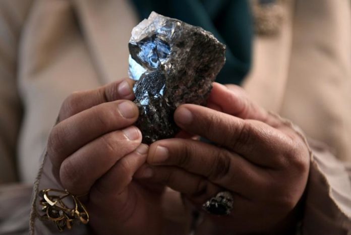 Un diamant de 1.174 carats présenté au gouvernement du Botswana à Gaborone, le 7 juillet 2021 afp.com - Monirul Bhuiyan