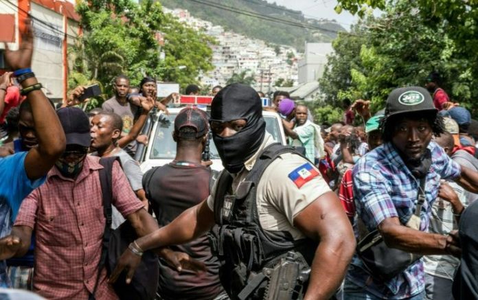 Une foule autour du commissariat de Petionville, en banlieue de Port-au-Prince où des hommes accusés de l'assassinat du président Jovenel Moïse sont détenus, le 8 juillet 2021 afp.com - Valerie Baeriswyl