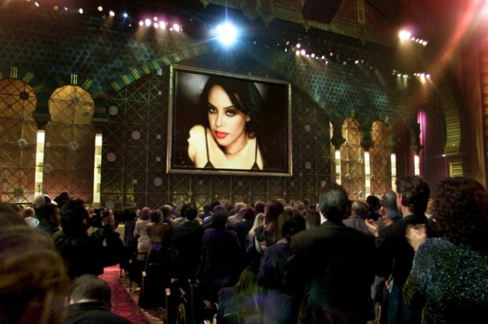 La chanteuse Aaliyah, ici sur un écran lors d'un hommage le 9 janvier 2002 après sa mort dans un accident d'avion en août 2001, est considérée comme faisant partie des victimes de R. Kelly afp.com - HECTOR MATA