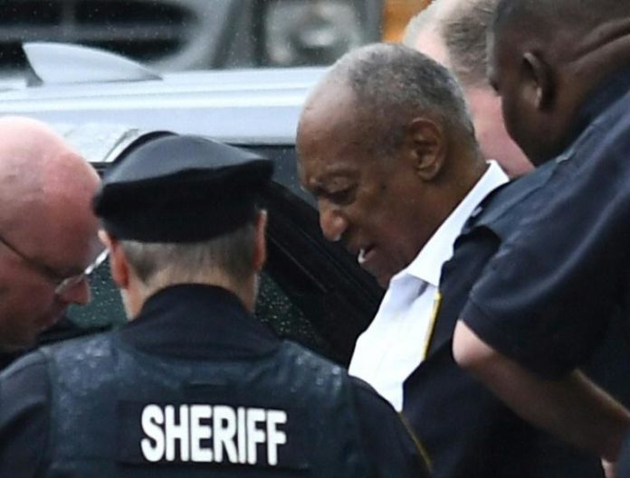 Le comédien Bill Cosby est placé en détention à sa sortie du tribunal de Norristown (Pennsylvanie, est) après avoir été condamné à au moins trois ans de prison le 25 septembre 2018 afp.com - Brendan SMIALOWSKI