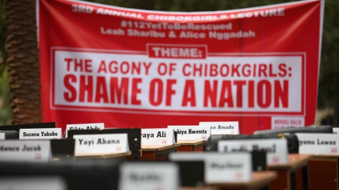 Les noms de jeunes filles enlevées à Chibok, en avril 2014, posés sur leurs bureaux, le 14 avril 2019 afp.com - Kola SULAIMON