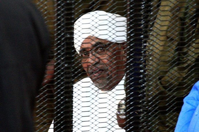 Photo d'archives de l'ancien autocrate soudanais Omar el-Béchir lors de son procès à Khartoum, le 24 août 2021 afp.com - Ebrahim HAMID