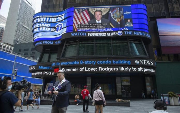 Un grand écran à Times Square montre Andrew Cuomo annonçant sa démission, le 10 août 2021 afp.com - Kena Betancur
