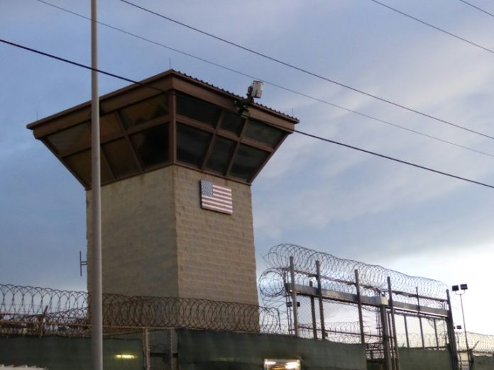 La porte principale de la prison de Guantanamo, le 16 octobre 2018 à Cuba afp.com - Sylvie LANTEAUME