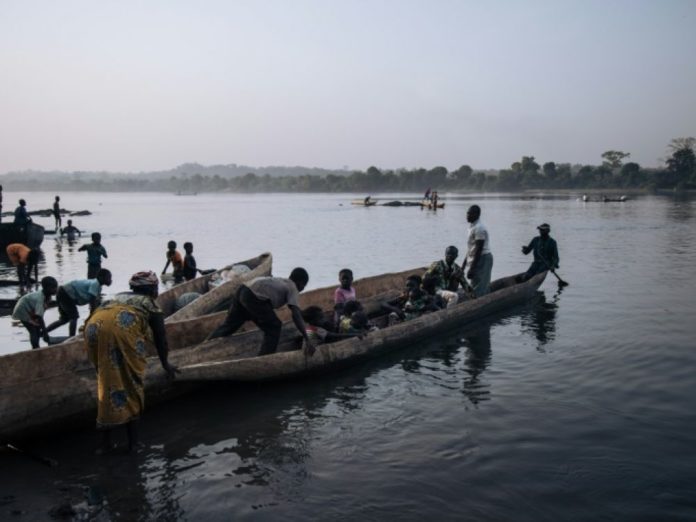 Les cours d'eau constituent des voies de transport essentielles en RD Congo, ici la rivière Mbomou, frontière avec la Centrafrique, le 21 janvier 2021 afp.com - ALEXIS HUGUET