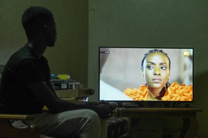 Un enfant regarde un épisode de la série télévisée sénégalaise 