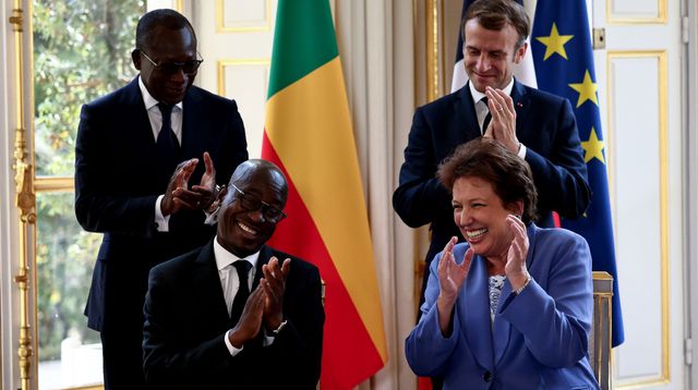 Emmanuel Macron, le président du Bénin Patrice Talon (debout) Roselyne Bachelot et le ministre béninois du Tourism Jean-Michel Abimbola, à l'Elysée le 9 novembre 2021 afp.com - SARAH MEYSSONNIER