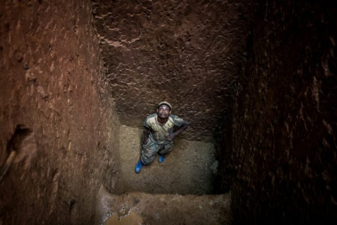 Un mineur d'or congolais au fond d'un puits à Mabakulu, en Ituri, le 11 juillet 2018 afp.com - John WESSELS