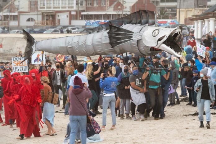 Manifestation sur la plage de Muizenberg au Cap, le 5 décembre 2021 afp.com - RODGER BOSCH