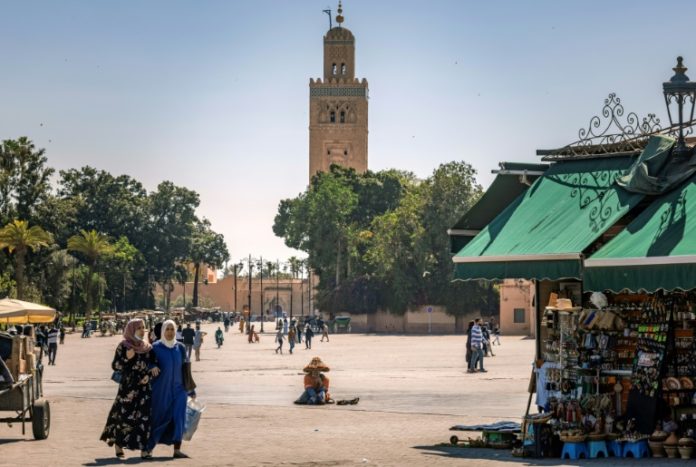 Photo prise le 6 mai 2021 de passants sur une place à Marrakech, au Maroc afp.com - FADEL SENNA